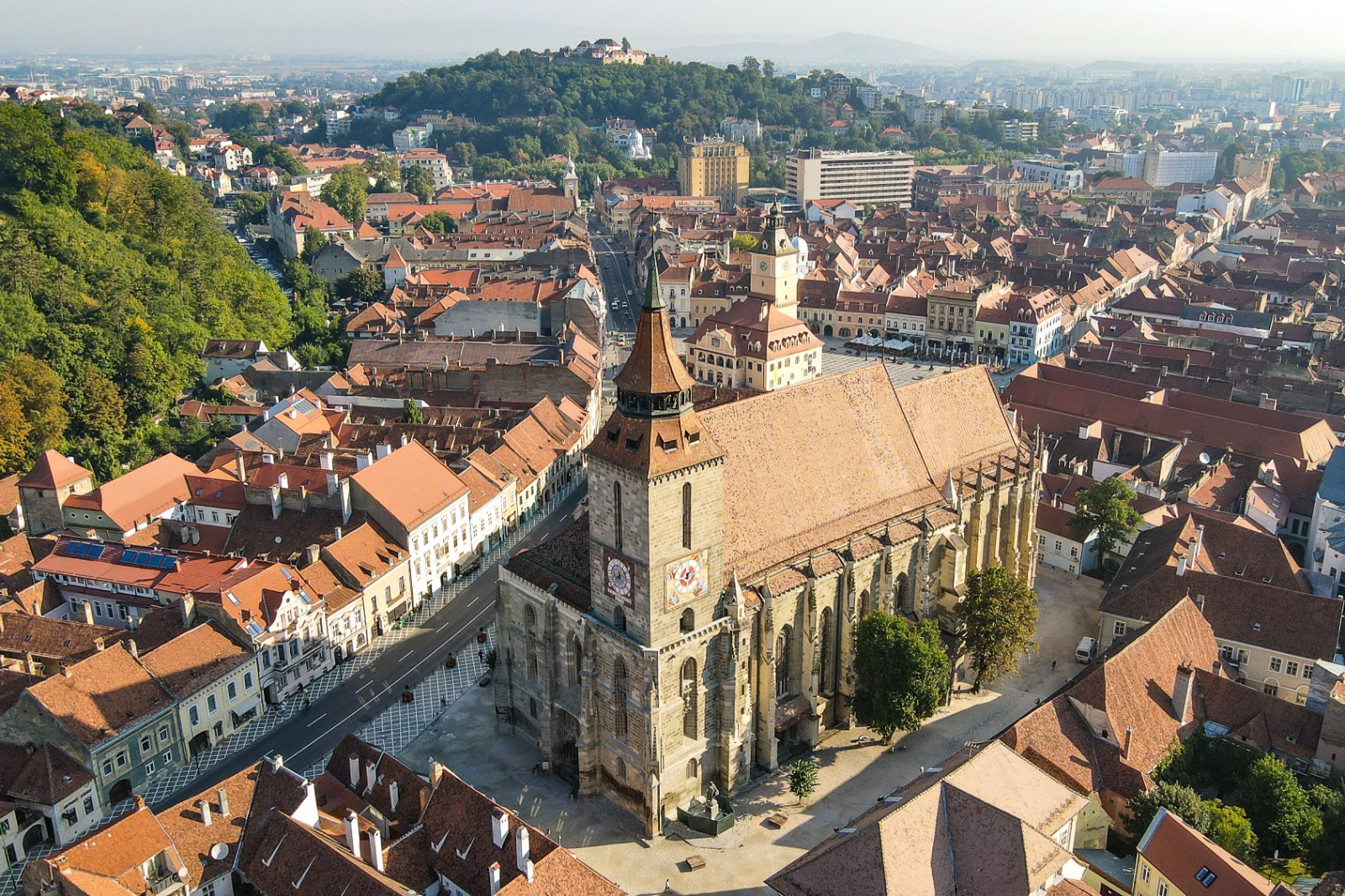 двор Biserica Neagră